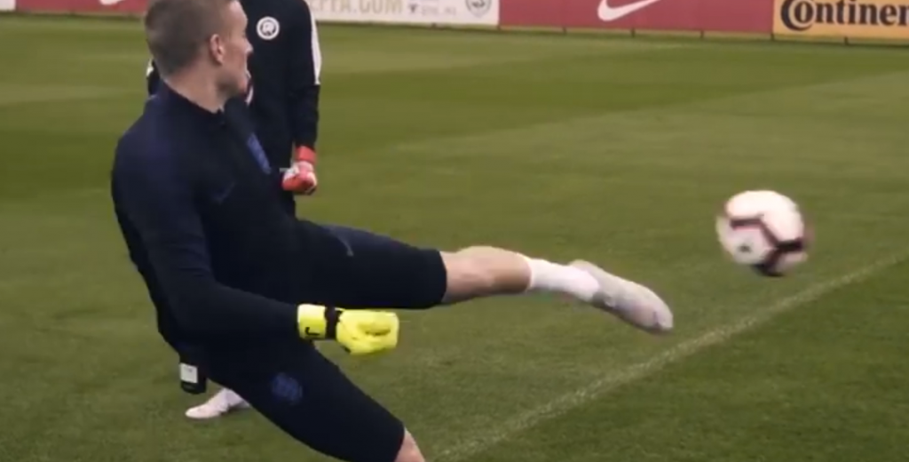 El portero de Inglaterra te da consejos para el saque de volea