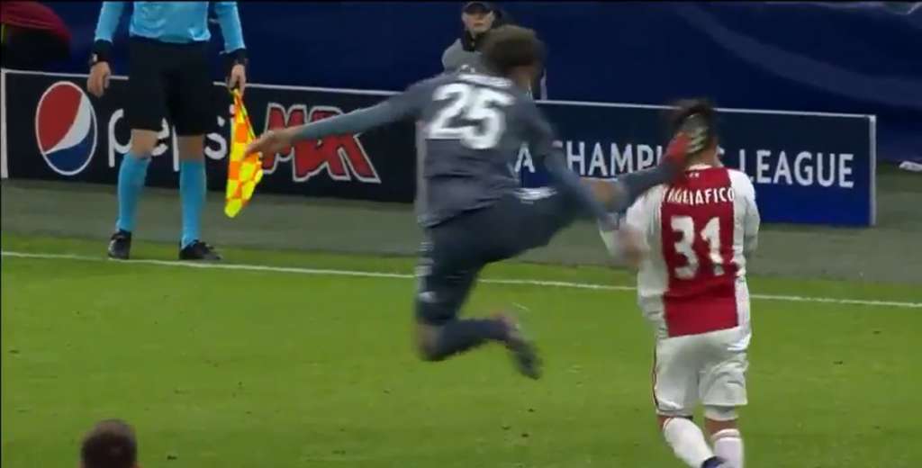 La brutal patada de M&uuml;ller a Tagliafico en la cabeza