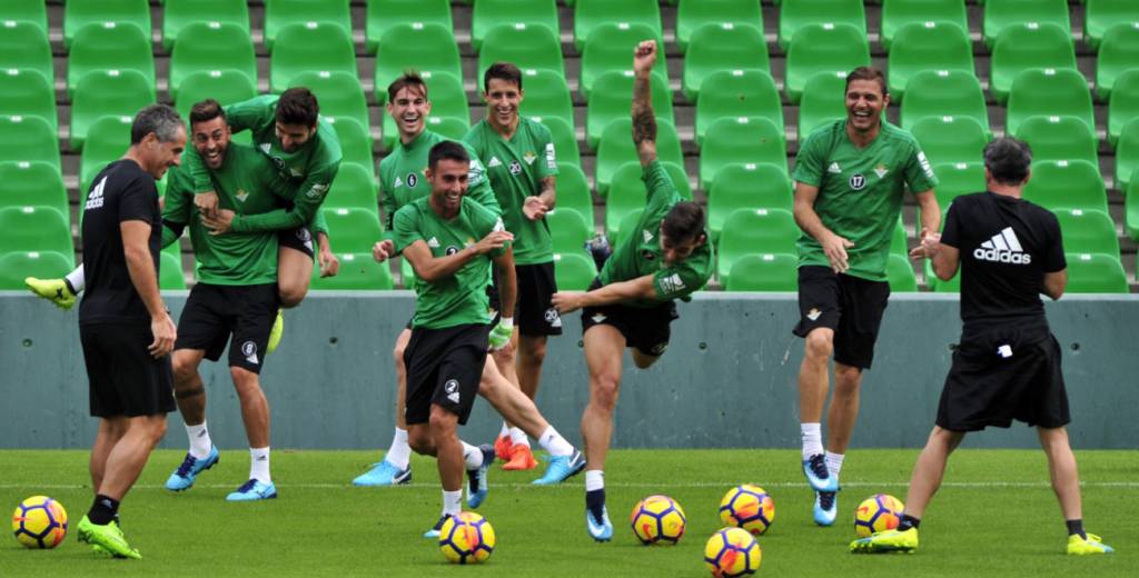 El plantel del Betis y un juego desopilante
