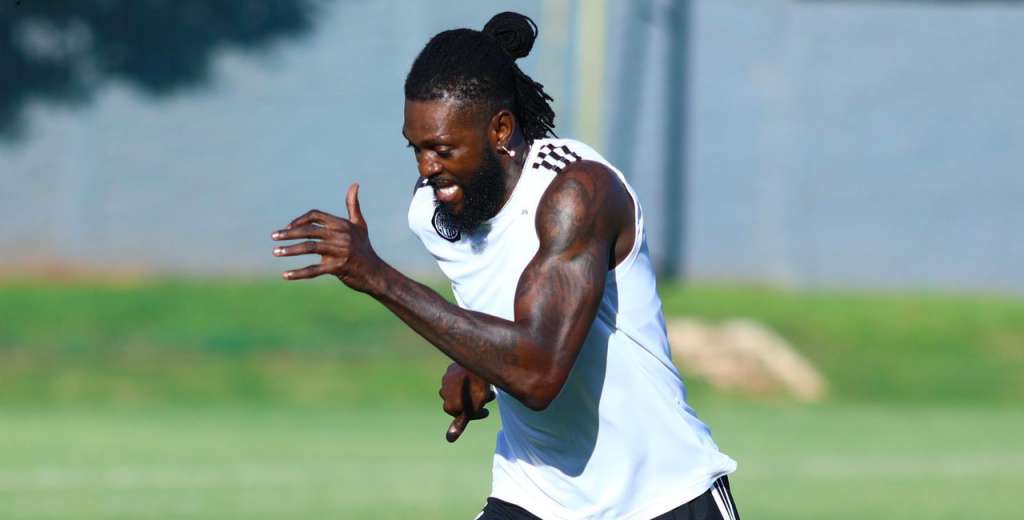 Por el coronavirus, Adebayor se fue de Paraguay y termin&oacute; todo mal...