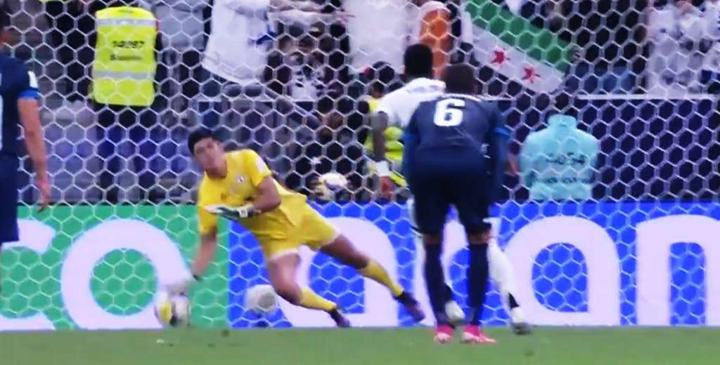 Casi héroe: Carlos Moreno, arquero de Pachuca, estuvo a punto de atajarle el penal a Vinicius Jr