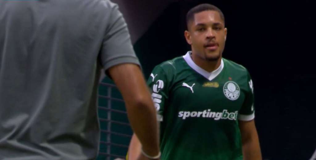 El mal momento de Vítor Roque en Palmeiras: erró un gol increíble y el DT lo sacó