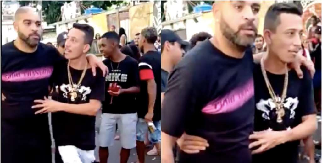 Dramática imagen: así sacan a Adriano de un bar en la favela de Río