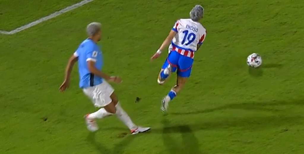 Araújo quiso salir jugando e hizo el penal más insólito de las Eliminatorias