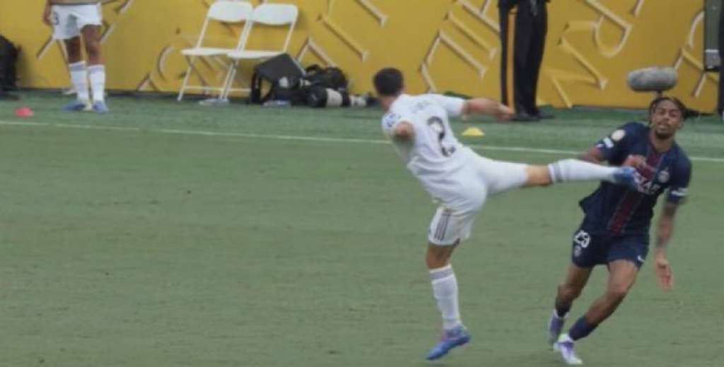 Un año sin jugar, ingresó y fue directo: la patada de Carvajal al pecho de Barcola...