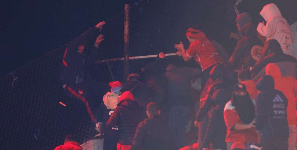 Dramático: un hincha de la U de Chile salta al vacío para evitar ser golpeado...