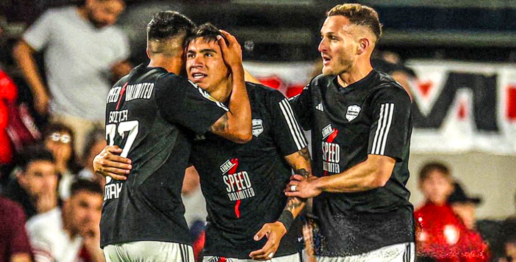 Riestra hizo historia: derrotó a River en el Monumental y es puntero absoluto
