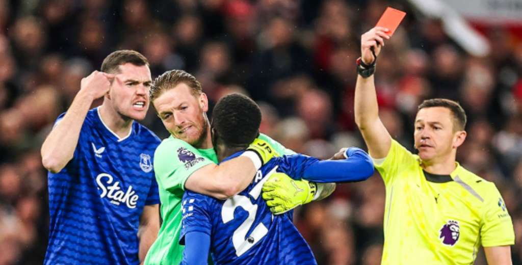 Una expulsión insólita: 13 minutos de juego y Gueye le pegó una cachetada a Keane