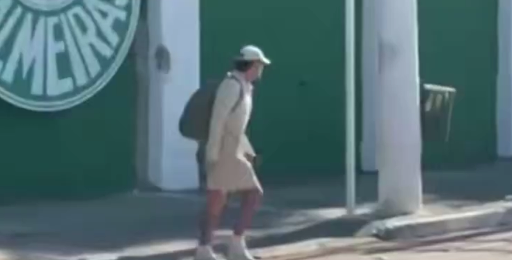 Destruido por la copa: Gustavo Gómez llegó y se fue caminando solo a su casa...