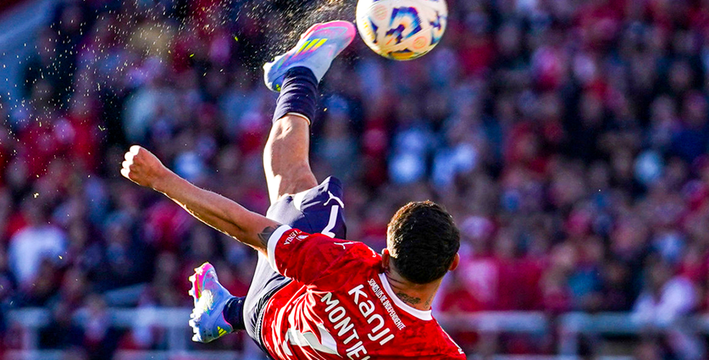 Chilena brutal de afuera del área: Montiel ganó el Puskas con un golazo