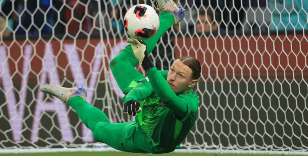 Sin precedentes: Safonov le atajó dos penales al Flamengo con la mano fracturada
