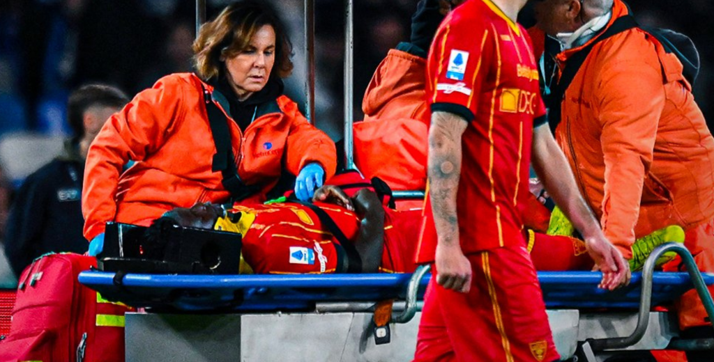 Brutal momento en Napoli - Lecce: Lameck Banda se desploma en pleno partido