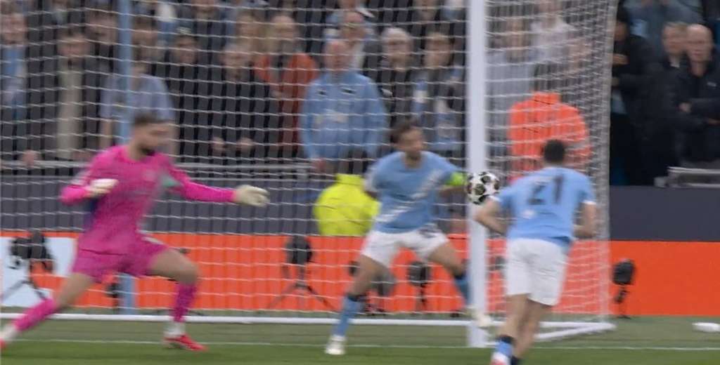 Era gol de Vinicius, pero Bernardo Silva puso la mano y acabó de la peor forma