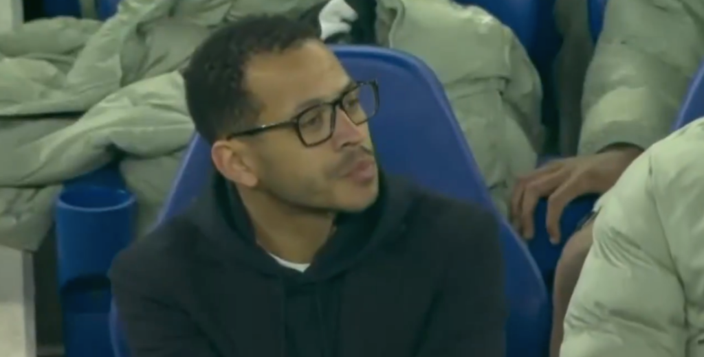 Insólita imagen: 91 minutos, Chelsea perdiendo 3-0 y Rosenior se entera que lo enfocan
