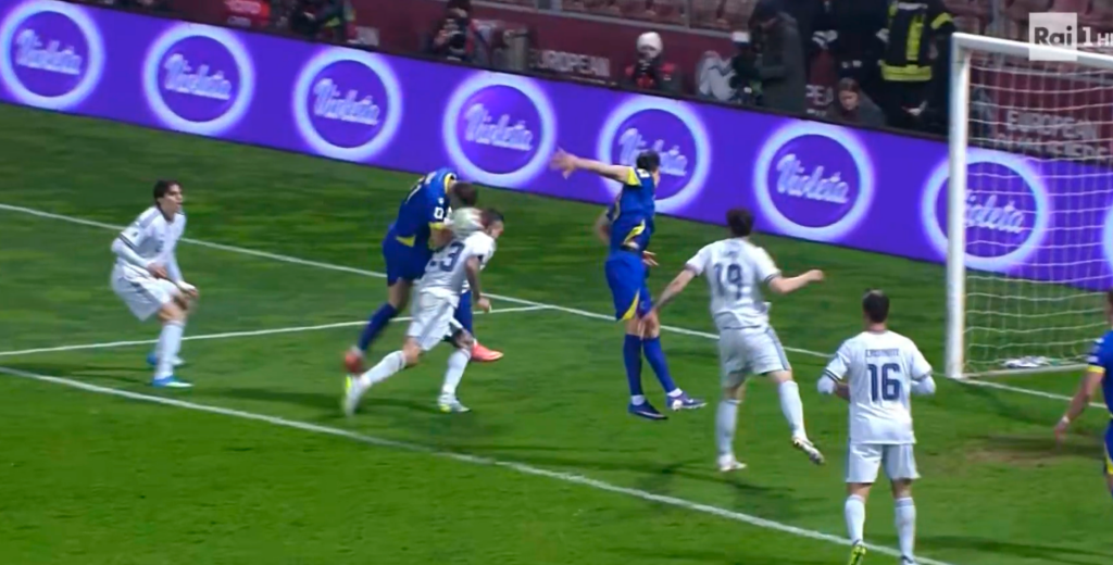Arde Italia: Dzeko la tocó con la mano, fue gol de Bosnia y el VAR no la vio...