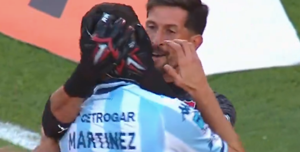 Maravilla Martínez picó el penal, se fue por arriba y el arquero rival lo abrazó...