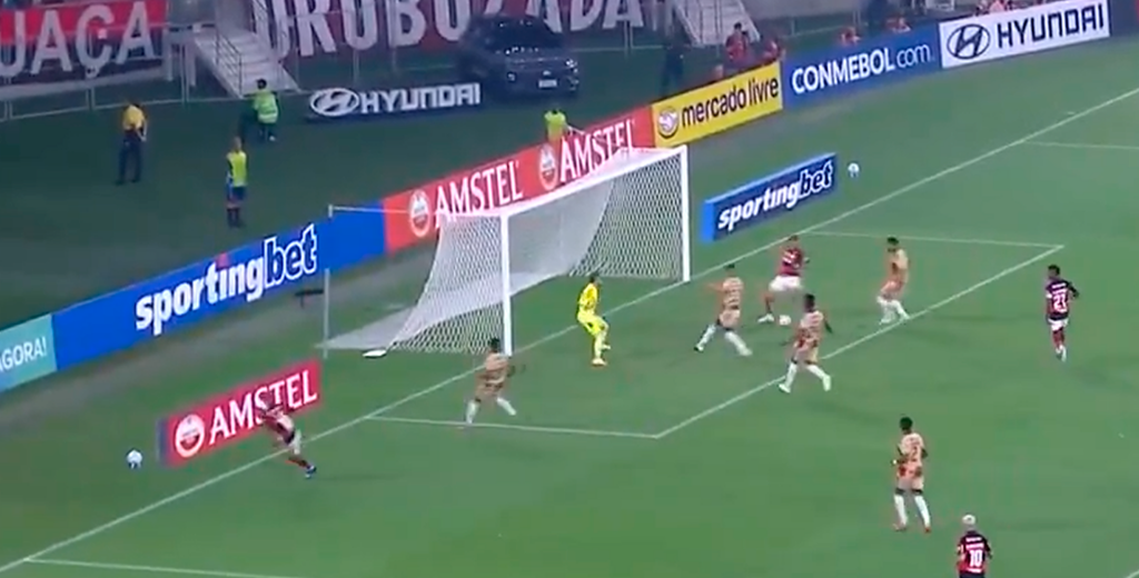 Sin arquero y con el arco vacío: imposible errado de Carrascal para Flamengo