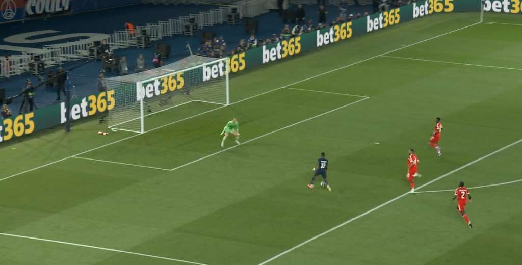 ¿Es este el flamante Balón de Oro? Dembélé quedó solo frente a Neuer y dio pena