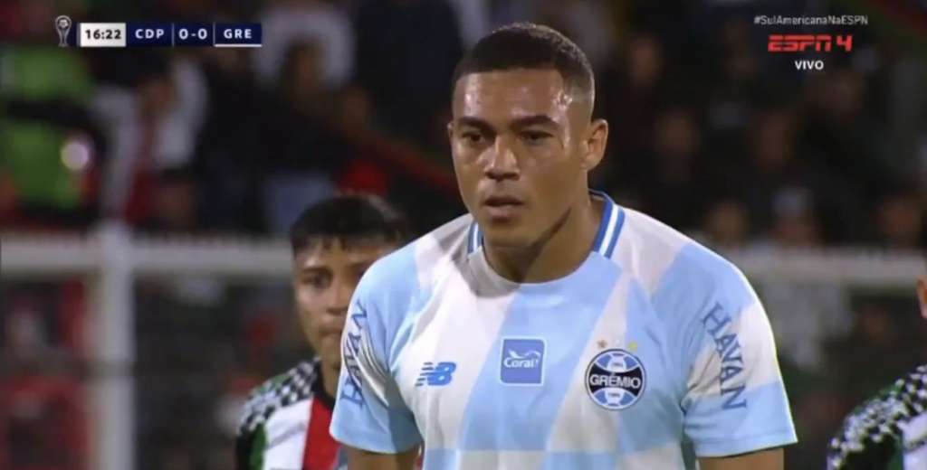 Carlos Vinicius no dormir&aacute;: fall&oacute; tres veces el mismo penal para Gremio