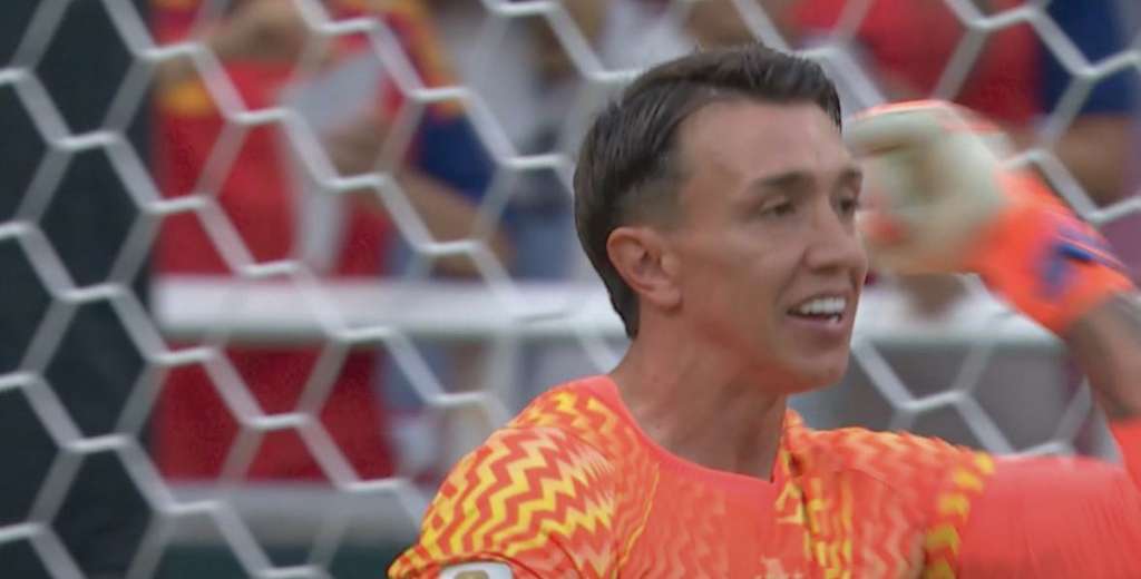 Muslera se equivocó, fue gol de España y Bielsa no dudó: lo sacó del partido