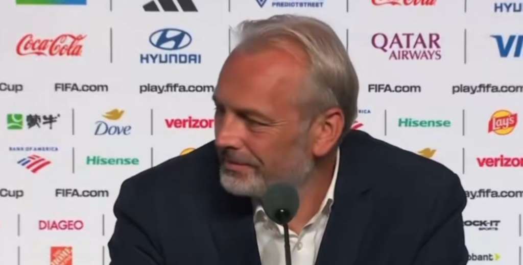 Desabre, t&eacute;cnico de Congo, se entera en rueda de prensa de la muerte de su padre