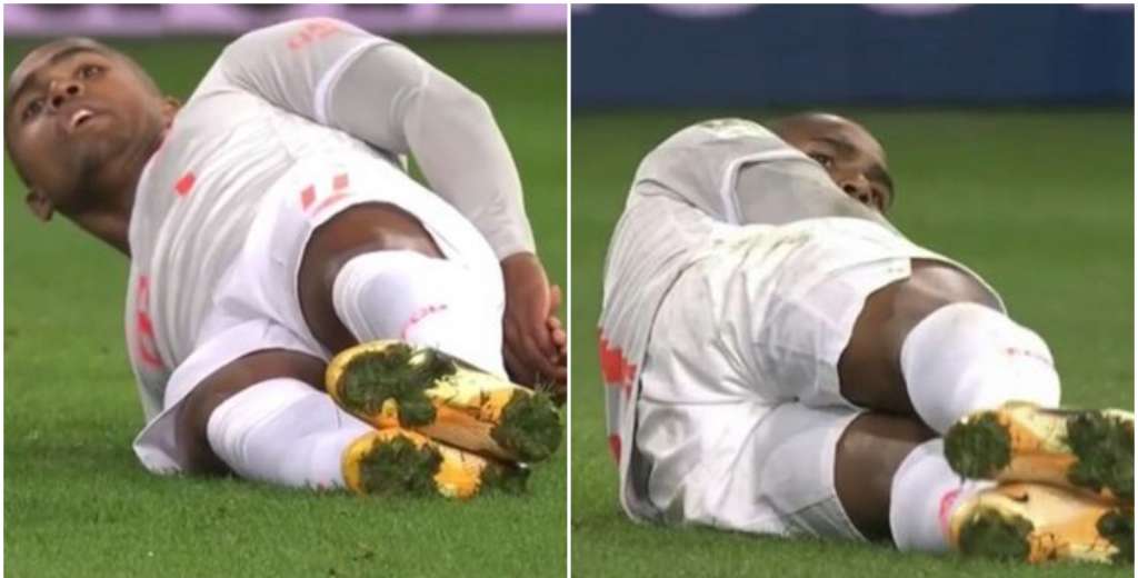Douglas Costa quiso evitar el gol de tiro libre pero lo invadi&oacute; el miedo