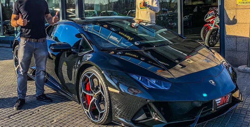 Metió su primer golazo con el Barcelona y le regalaron una Lamborghini