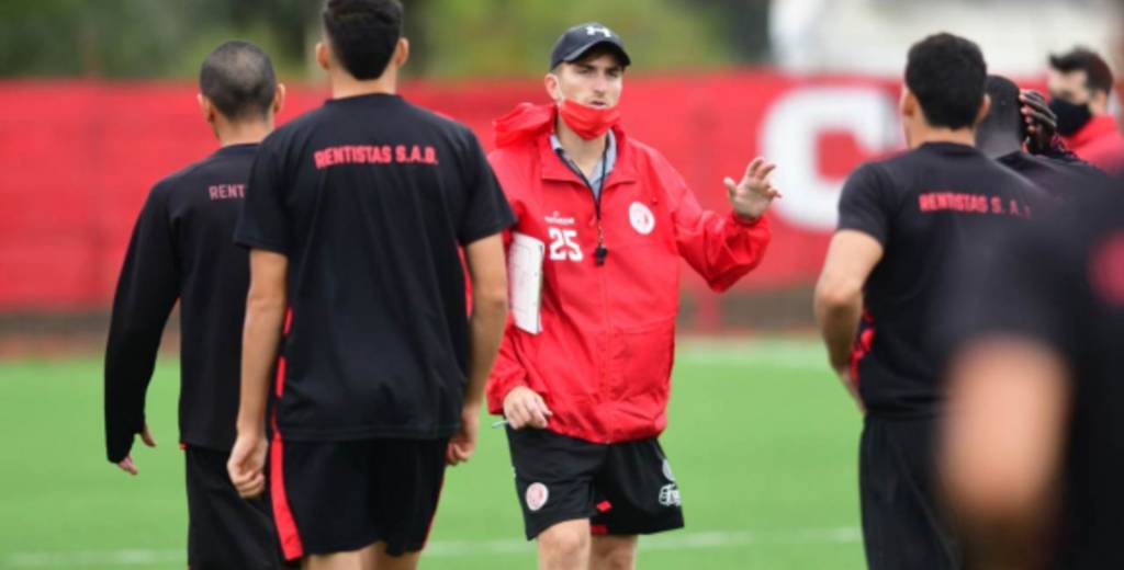 Se recibió en la Universidad, tiene 29 años y es el DT más joven de la Libertadores