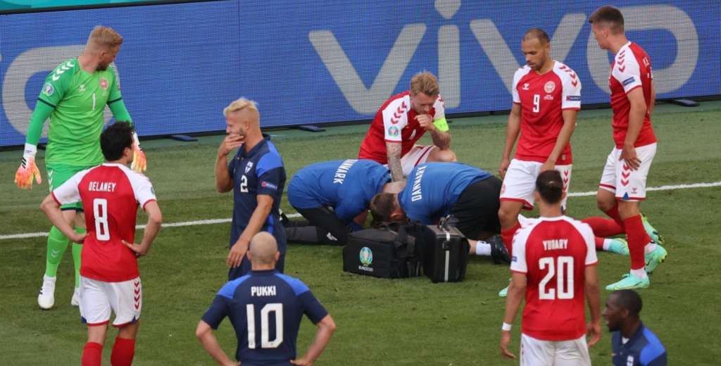 La reacción del plantel de Dinamarca por Eriksen que da el ejemplo