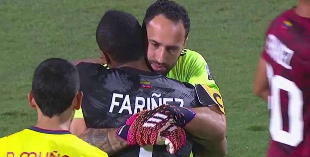 El abrazo entre Ospina y Fari&ntilde;ez tras el empate 
