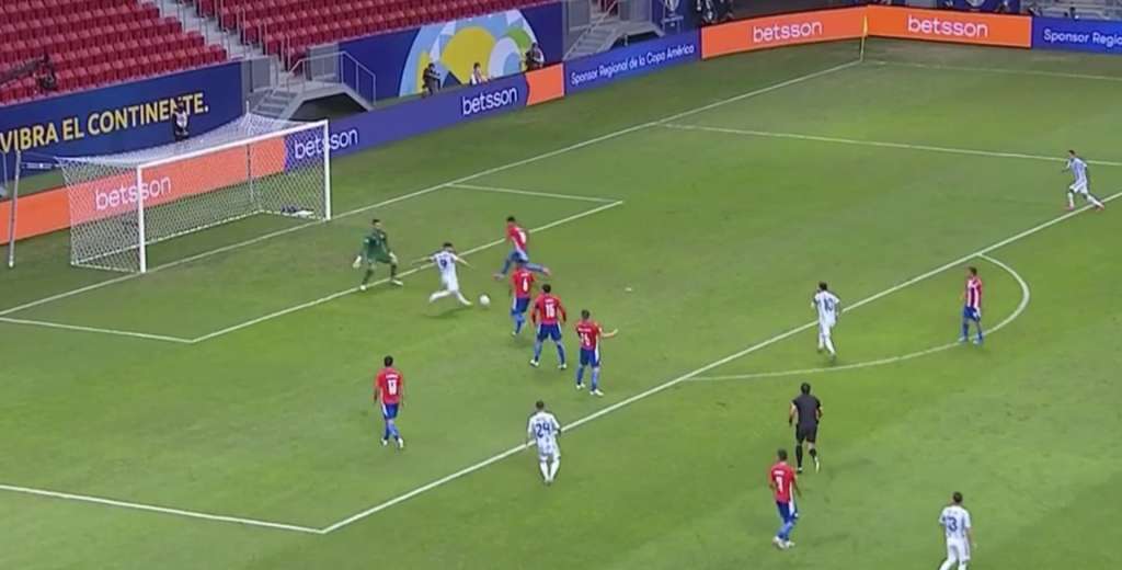 La defensa de Paraguay se la regaló, pero Agüero no pudo convertir
