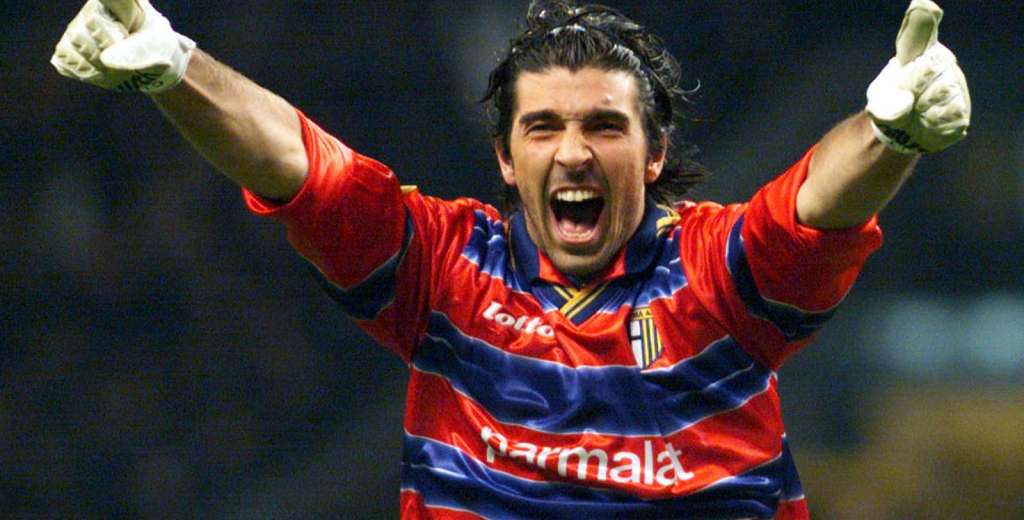 Buffon volvi&oacute; al Parma y se puso la camiseta de 1998