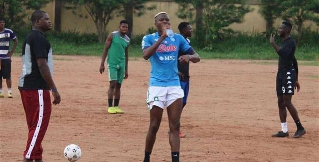 Costó 70 millones y se fue a jugar a una cancha de tierra