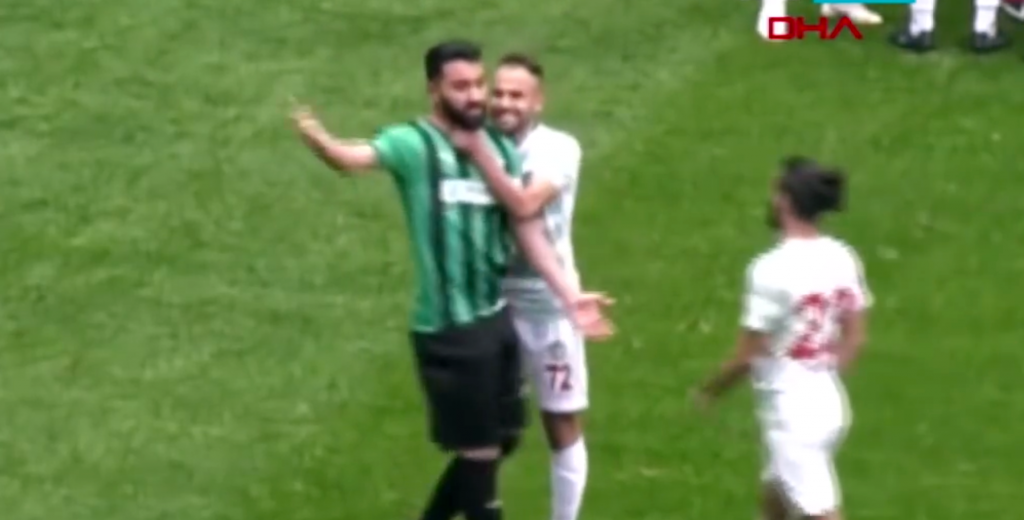 Llev&oacute; un cuchillo a un partido de su equipo y cort&oacute; en el cuello a varios rivales