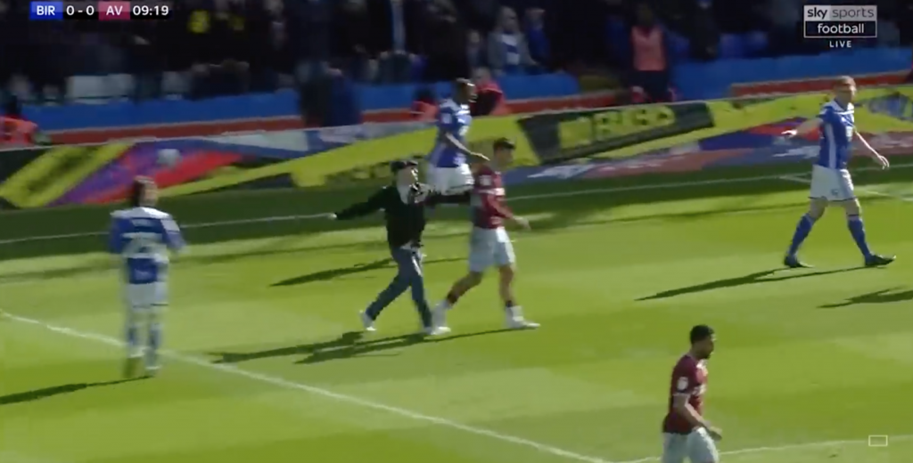 Un hincha del rival le dio un pu&ntilde;etazo de atr&aacute;s, se veng&oacute; y anot&oacute; el gol del triunfo