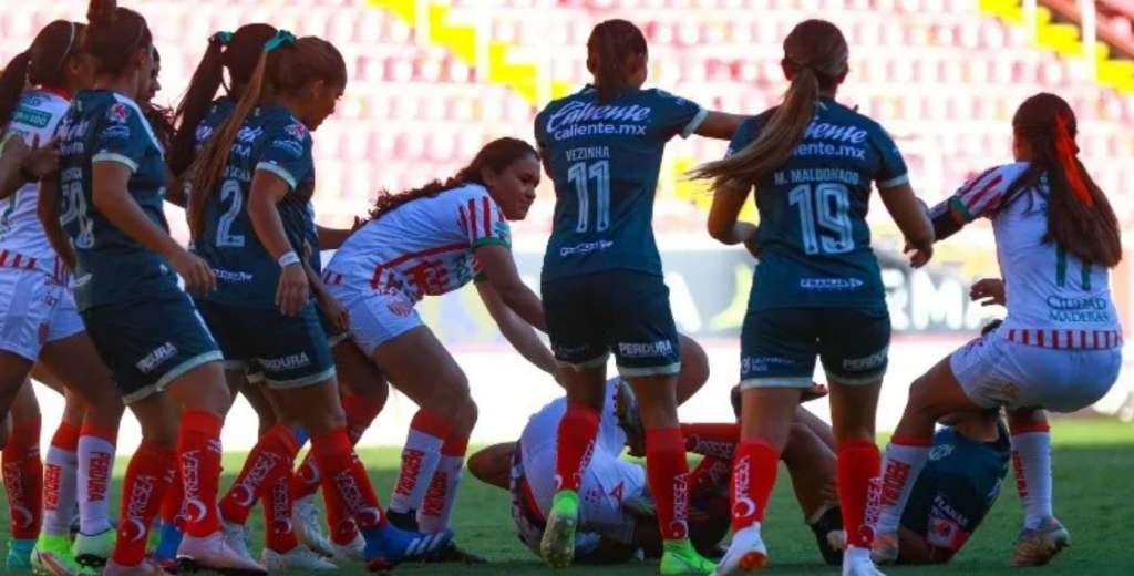 Batalla campal en el Puebla vs Necaxa: pi&ntilde;as y expulsadas