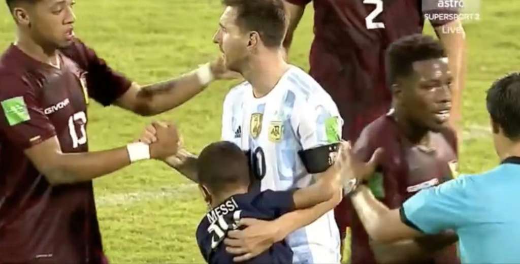 Saltó al campo para abrazar a Messi y el estadio lo gritó como un gol