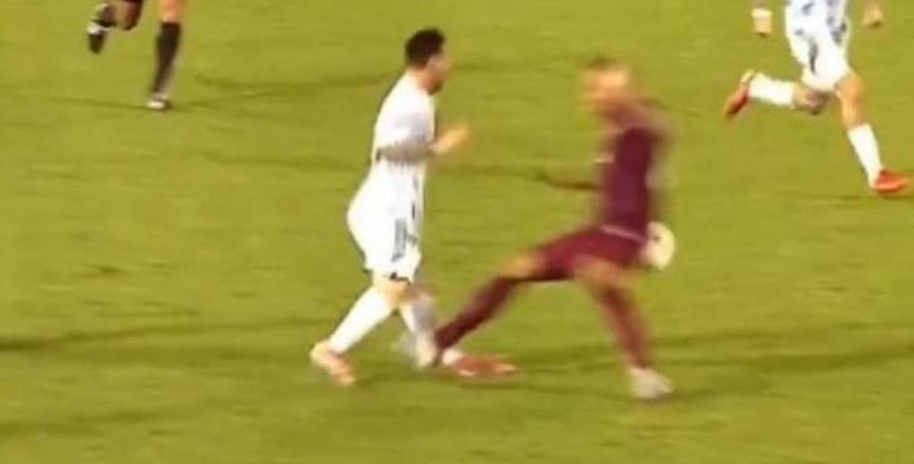 Messi no es humano: as&iacute; le qued&oacute; la rodilla por la patada de Mart&iacute;nez