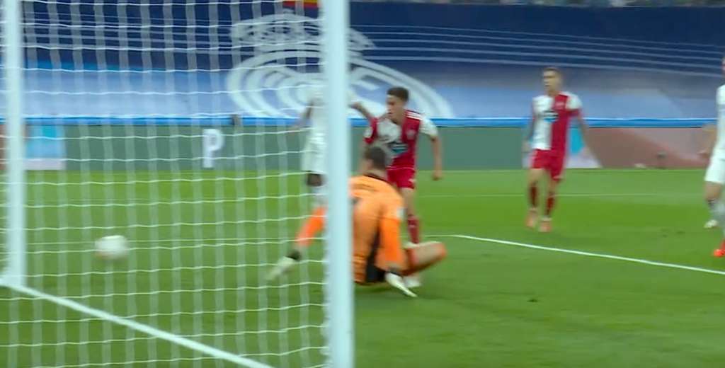 ¿Golazo? Cervi le pegó de taco y de rebote la metió al Madrid