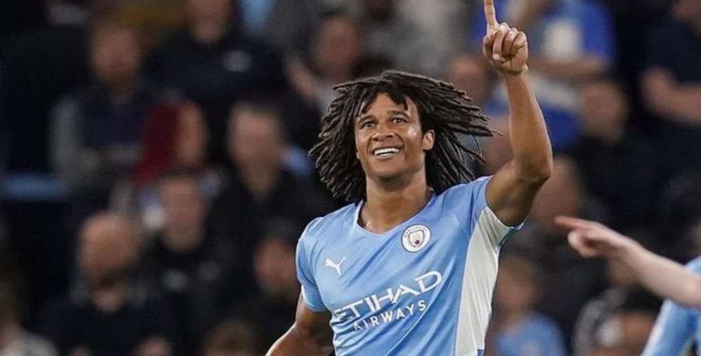 Aké metió su primer gol en Champions y su padre falleció