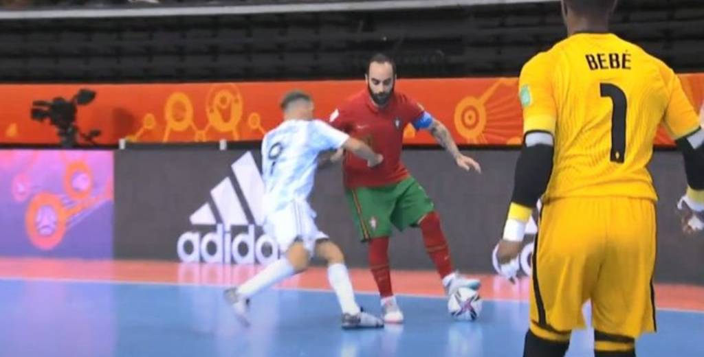 La brutal piña en el estómago de Borruto en la final del mundial de fútsal