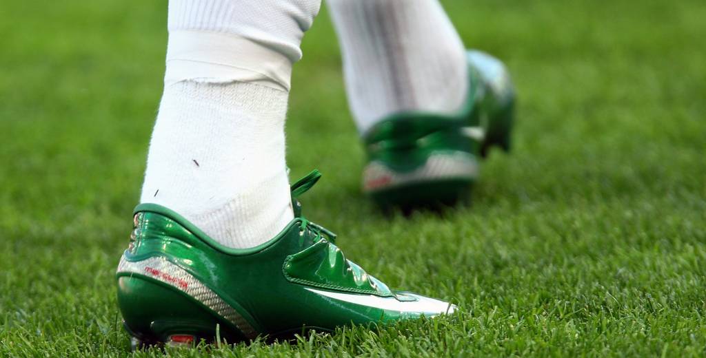 Dejó New Balance y jugó con unas Nike del 2010