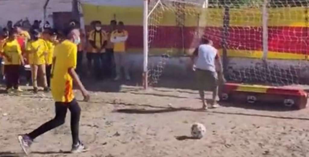 Ins&oacute;lito homenaje: Patean penales al ata&uacute;d de un portero que falleci&oacute;