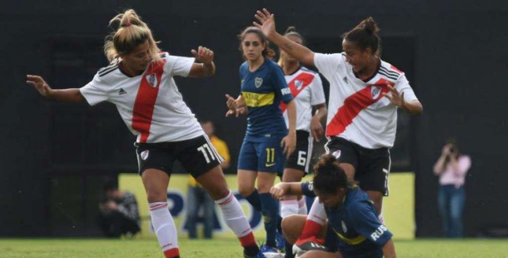 Ins&oacute;lito: El f&uacute;tbol masculino con p&uacute;blico y el femenino sin