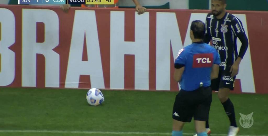 Insólito: peleaban por no irse al descenso... ¡y pincharon todos los balones!