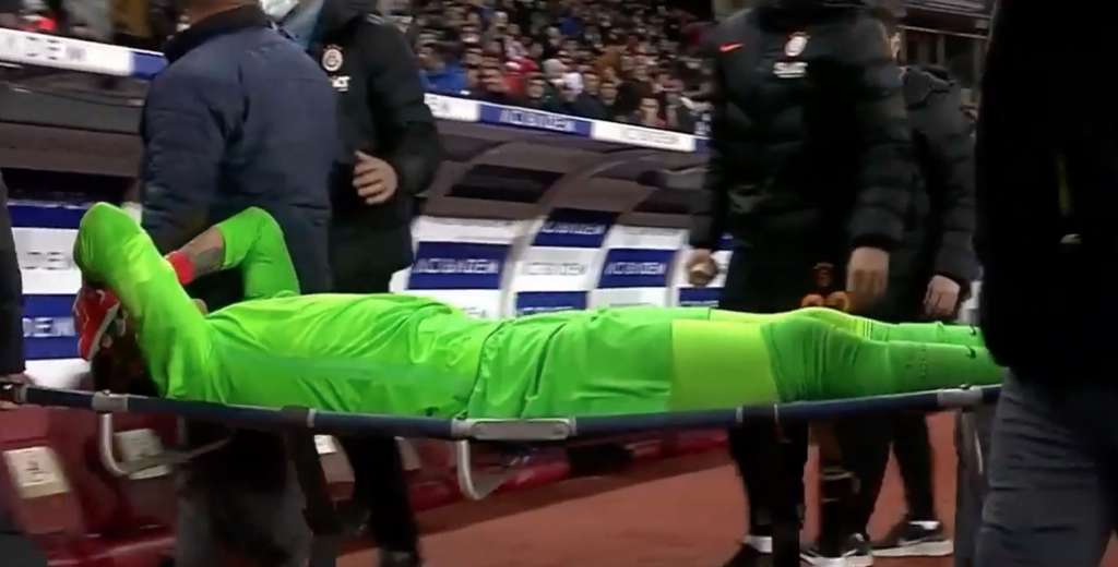 Muslera se lesionó otra vez y tuvo que salir en camillas