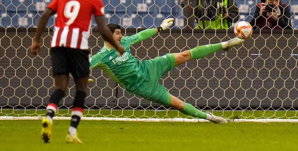 ¡Heroico! La brutal atajada de Courtois en el penal del Bilbao