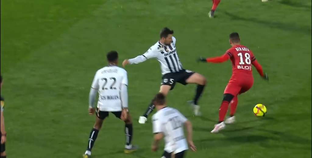 Dej&oacute; en rid&iacute;culo a sus rivales: Ben Arfa eludi&oacute; a medio equipo y meti&oacute; un gol maradoniano