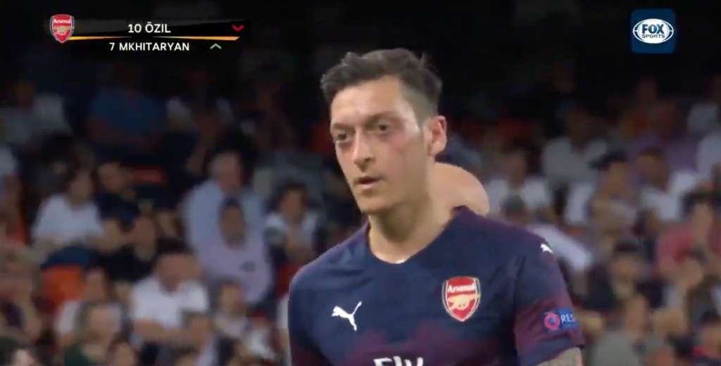 Ozil volvi&oacute; locos a los hinchas del Valencia con un gesto en pleno partido