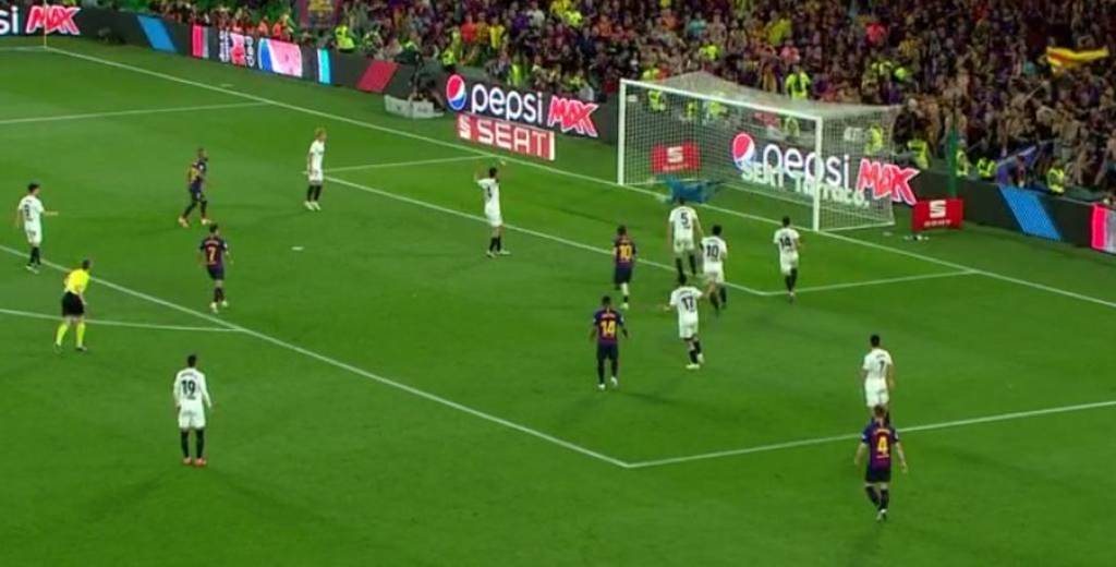 Leo Messi casi hace uno de los mejores goles del año pero pegó en el poste